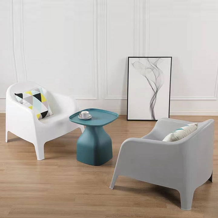 Chaise d'appoint moderne minimaliste courbée en PP avec dossier et accoudoirs pour salon 
