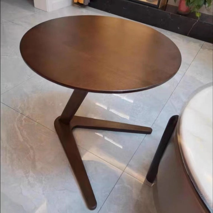 Table basse contemporaine nordique ronde triangulaire en bois d’hévéa pour salon 
