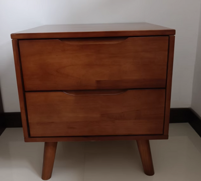Zeitgenössischer nordischer rechteckiger Nachttisch aus massivem Holz mit 1/2 Schublade für das Schlafzimmer 