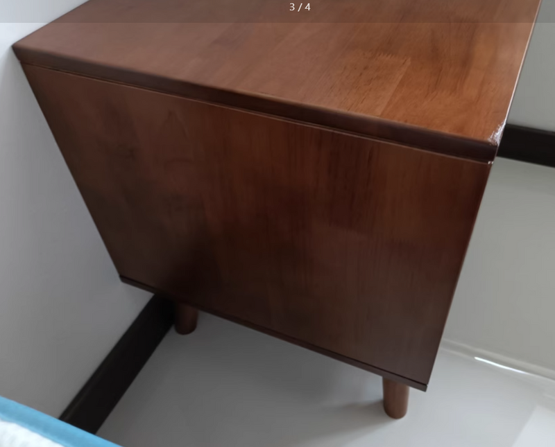 Zeitgenössischer nordischer rechteckiger Nachttisch aus massivem Holz mit 1/2 Schublade für das Schlafzimmer 