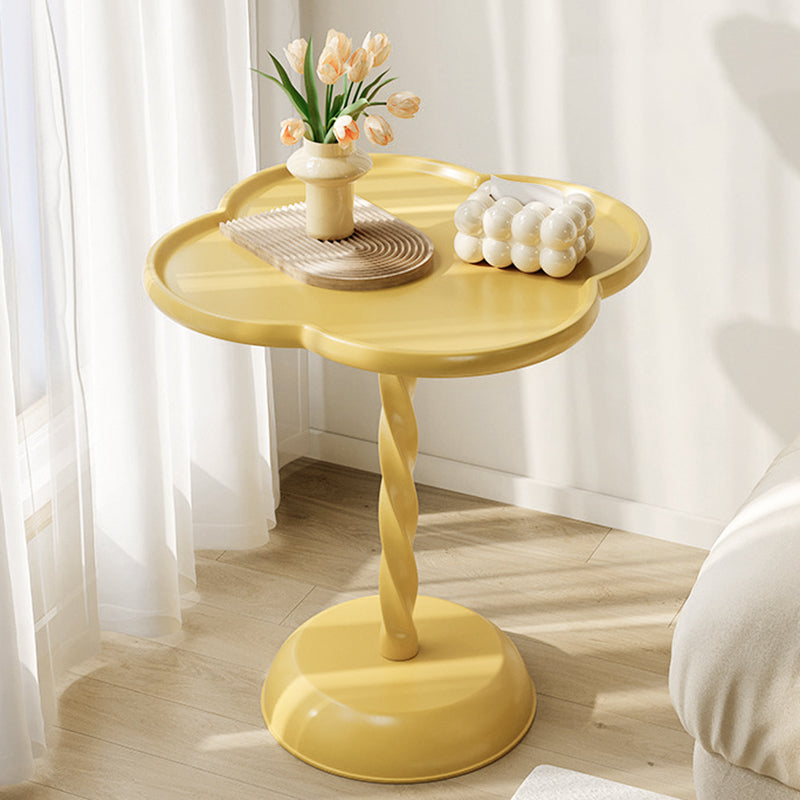 Moderner minimalistischer PP-Couchtisch mit Kleeblatt-Spirale und zylindrischem Sockel fürs Wohnzimmer 