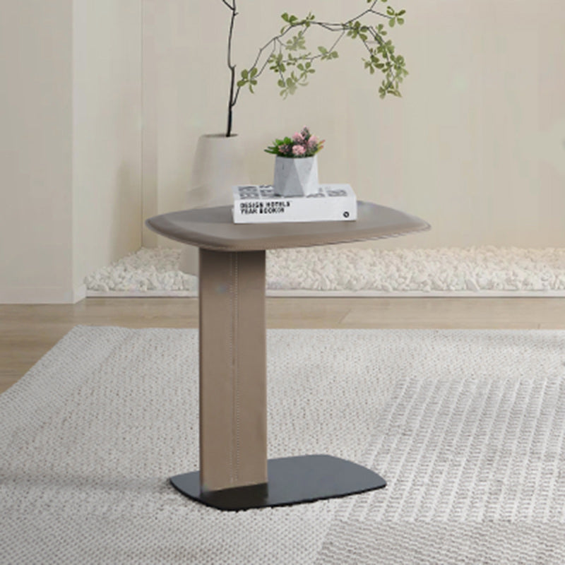 Moderner minimalistischer rechteckiger Beistelltisch aus Kunstsattelleder und Carbonstahl für das Wohnzimmer 