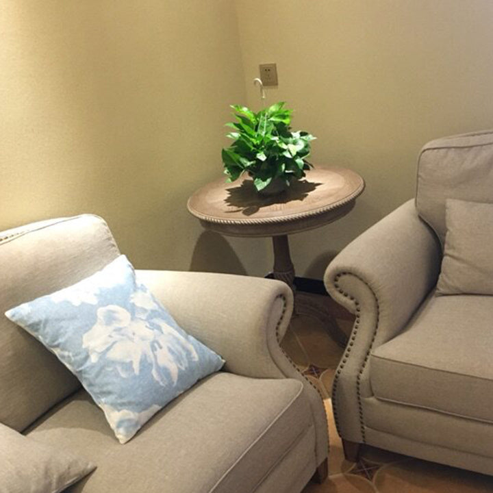 Traditioneller runder Couchtisch aus MDF und Kautschukholz im französischen Stil mit drei Beinen für das Wohnzimmer 