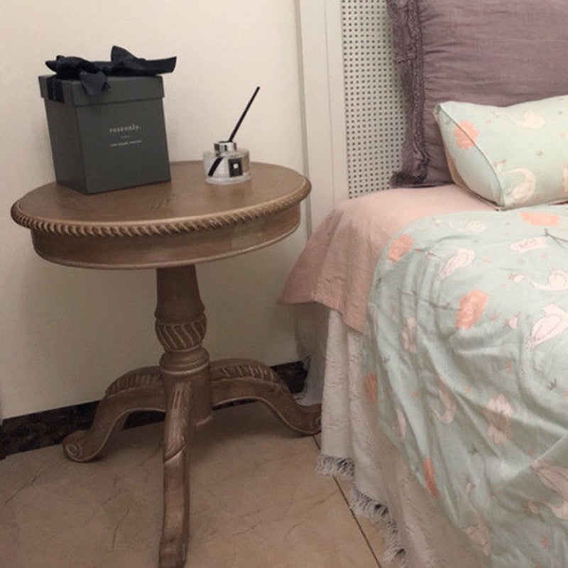 Traditioneller runder Couchtisch aus MDF und Kautschukholz im französischen Stil mit drei Beinen für das Wohnzimmer 
