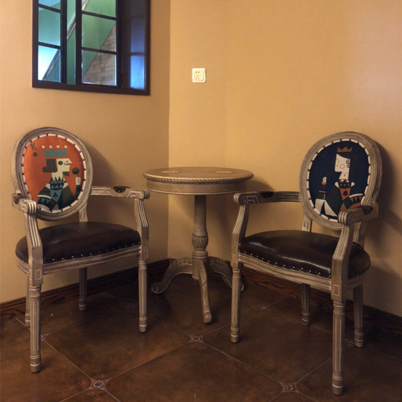 Traditioneller runder Couchtisch aus MDF und Kautschukholz im französischen Stil mit drei Beinen für das Wohnzimmer 