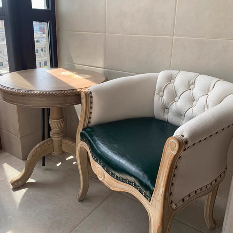 Traditioneller runder Couchtisch aus MDF und Kautschukholz im französischen Stil mit drei Beinen für das Wohnzimmer 