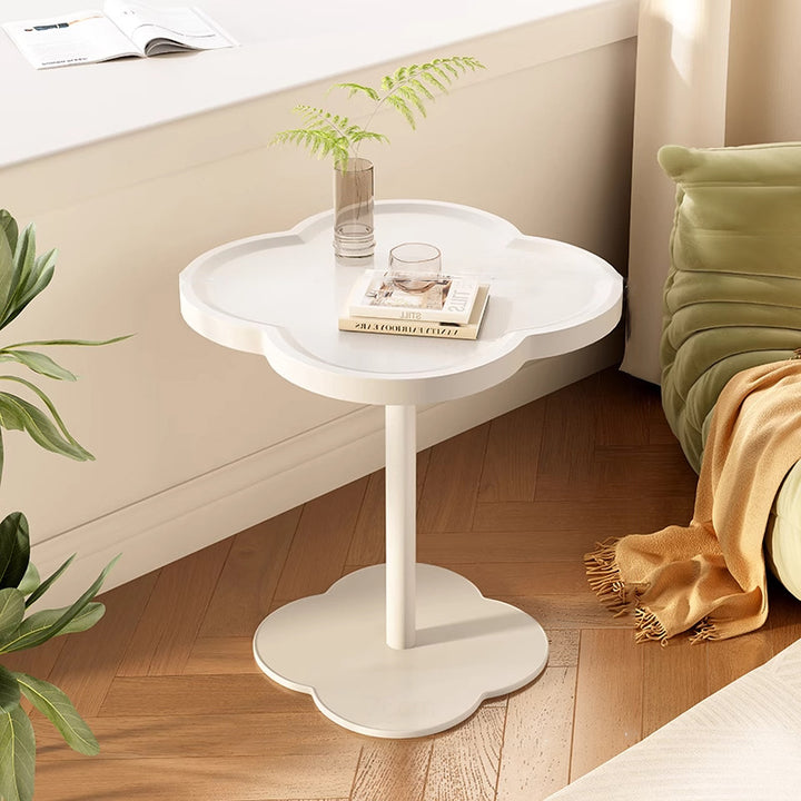 Mesa auxiliar con forma de trébol de cuatro hojas de fibra de densidad media escandinava contemporánea, vidrio templado, acero inoxidable y hierro para sala de estar 