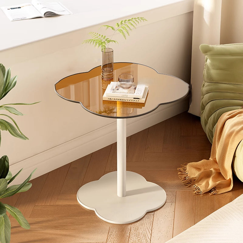 Mesa auxiliar con forma de trébol de cuatro hojas de fibra de densidad media escandinava contemporánea, vidrio templado, acero inoxidable y hierro para sala de estar 