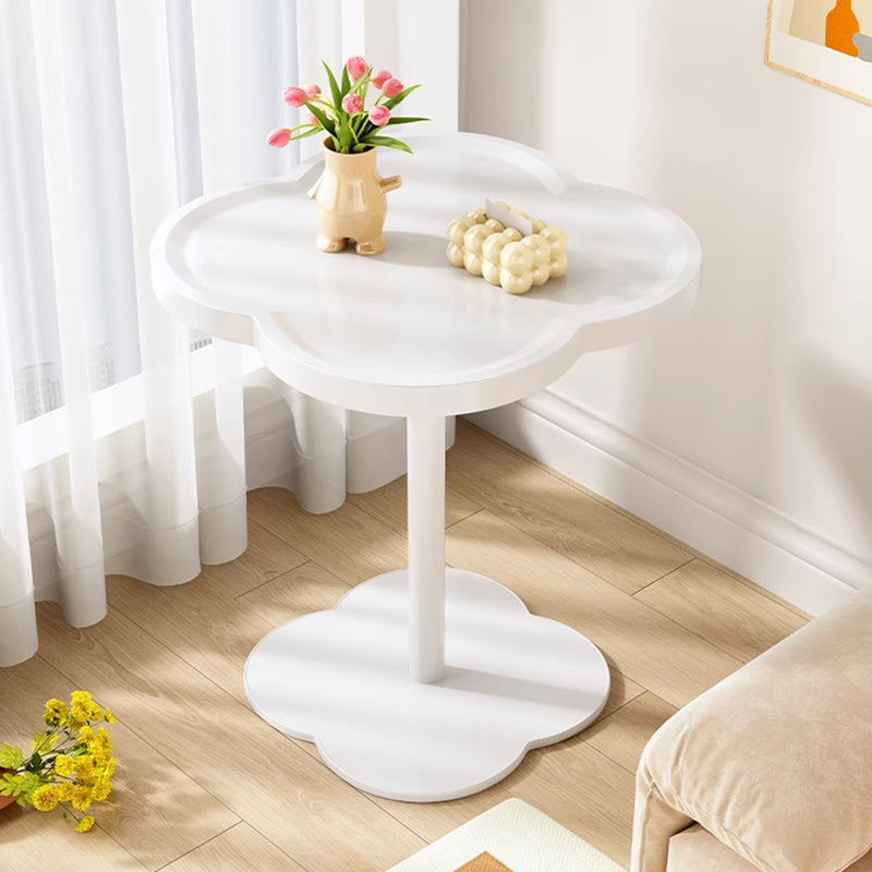 Mesa auxiliar con forma de trébol de cuatro hojas de fibra de densidad media escandinava contemporánea, vidrio templado, acero inoxidable y hierro para sala de estar 