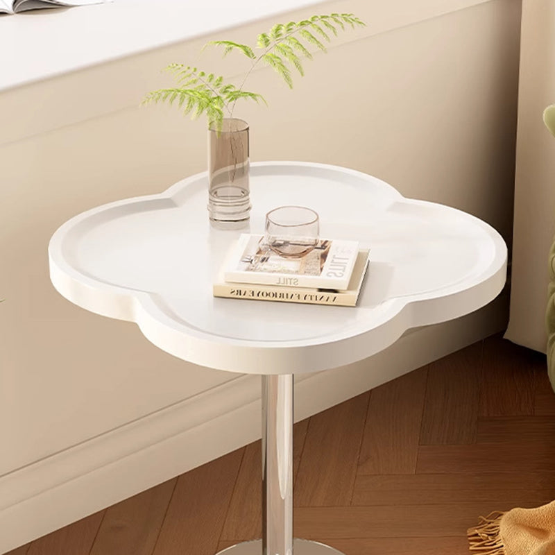 Mesa auxiliar con forma de trébol de cuatro hojas de fibra de densidad media escandinava contemporánea, vidrio templado, acero inoxidable y hierro para sala de estar 