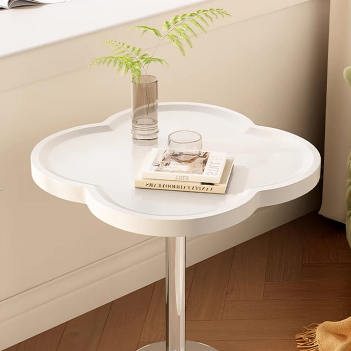 Mesa auxiliar con forma de trébol de cuatro hojas de fibra de densidad media escandinava contemporánea, vidrio templado, acero inoxidable y hierro para sala de estar 
