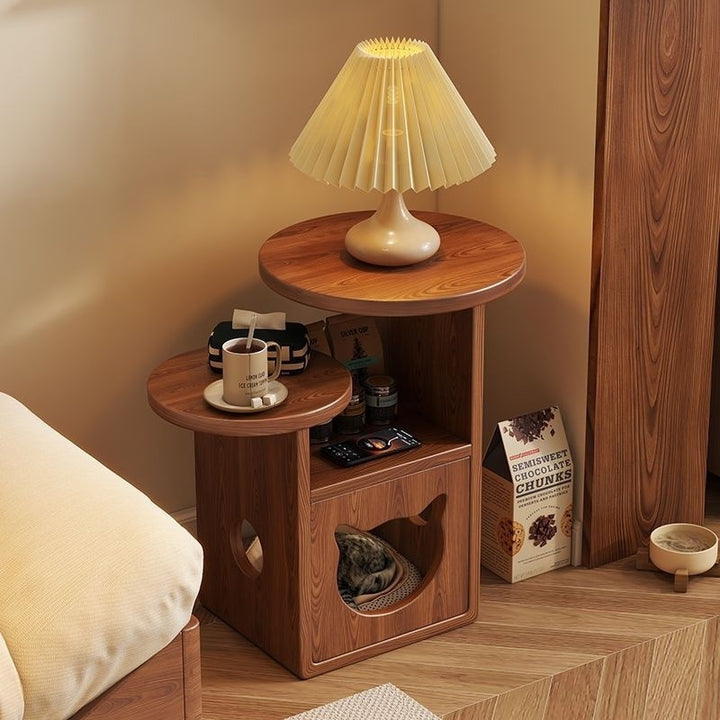 Zeitgenössische kreative runde Katzenbetten Nachttisch aus Kiefernholz 3-stufig für das Schlafzimmer 