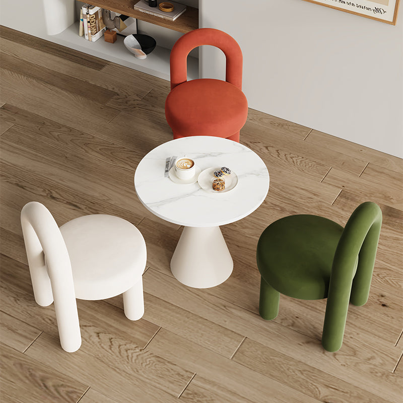 Zeitgenössisches skandinavisches gesintertes Stein-Solid-Holz-Eisen-Samt-Schwamm-Rundakzentstuhl- und Tischset für Wohnzimmer 