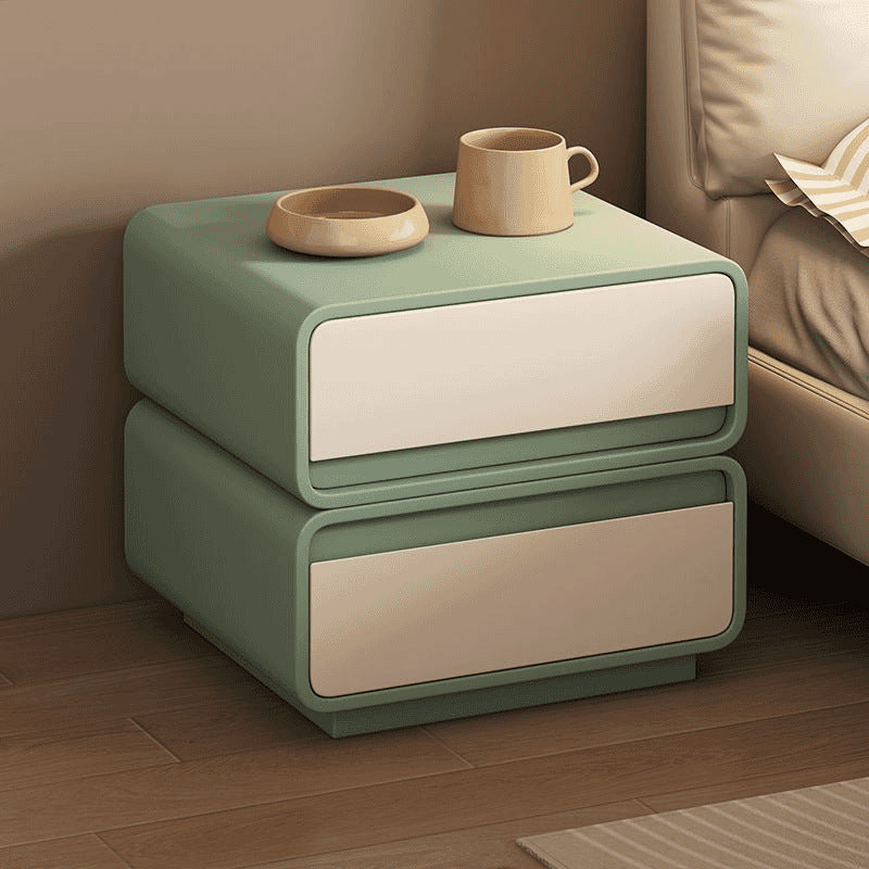 Moderner minimalistischer quadratischer Nachttisch aus keilgezinktem Kiefernholz, MDF und Mikrofaserleder mit 2 Schubladen fürs Schlafzimmer 