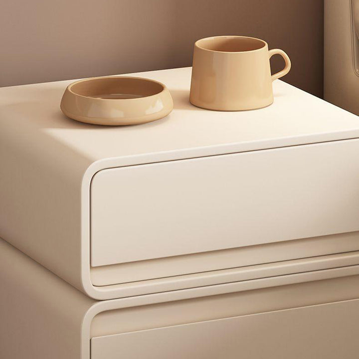 Moderner minimalistischer quadratischer Nachttisch aus keilgezinktem Kiefernholz, MDF und Mikrofaserleder mit 2 Schubladen fürs Schlafzimmer 