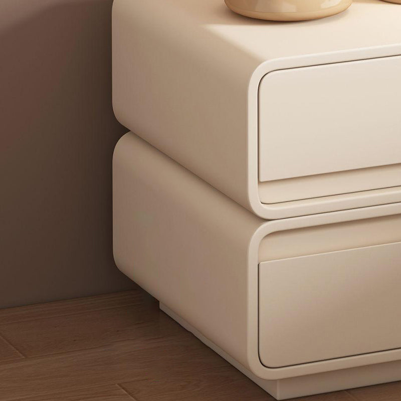 Moderner minimalistischer quadratischer Nachttisch aus keilgezinktem Kiefernholz, MDF und Mikrofaserleder mit 2 Schubladen fürs Schlafzimmer 