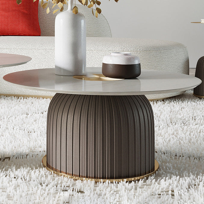Zeitgenössischer nordischer runder Keramik-Titan-Edelstahl-Kohlenstoffstahl-Mikrofaser-Leder-Couchtisch für das Wohnzimmer 