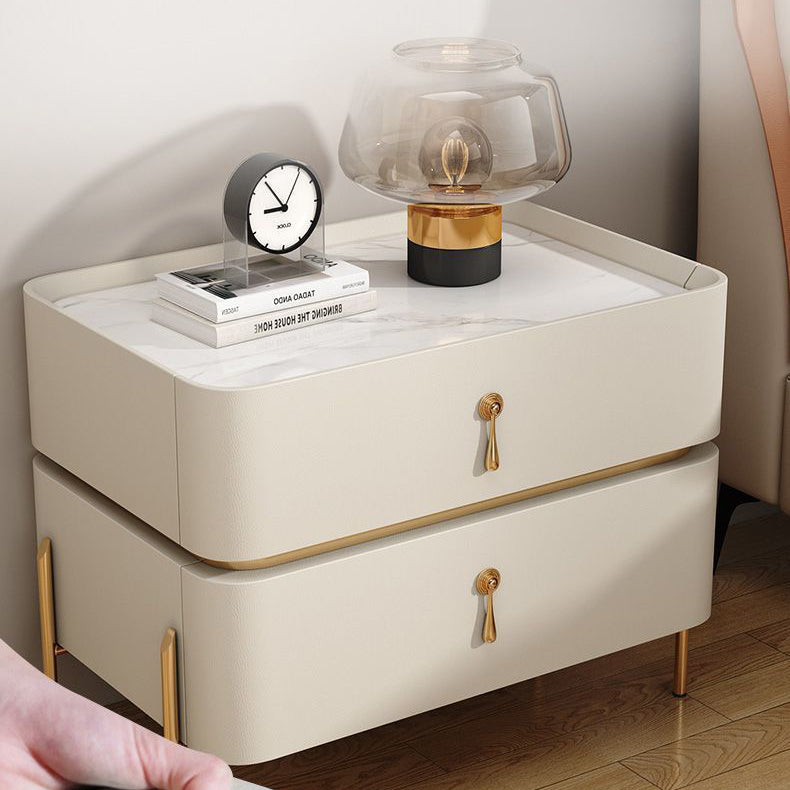 Zeitgenössischer Luxus quadratischer rechteckiger Steinschicht Mikrofaserleder Massivholz Sperrholz Kiefernholz Nachttisch 2-Schublade für Schlafzimmer 