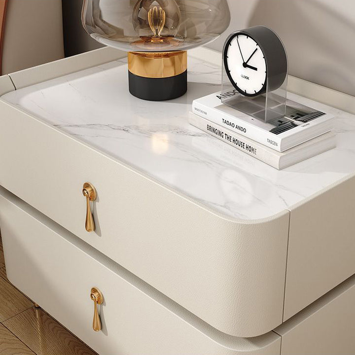 Zeitgenössischer Luxus quadratischer rechteckiger Steinschicht Mikrofaserleder Massivholz Sperrholz Kiefernholz Nachttisch 2-Schublade für Schlafzimmer 