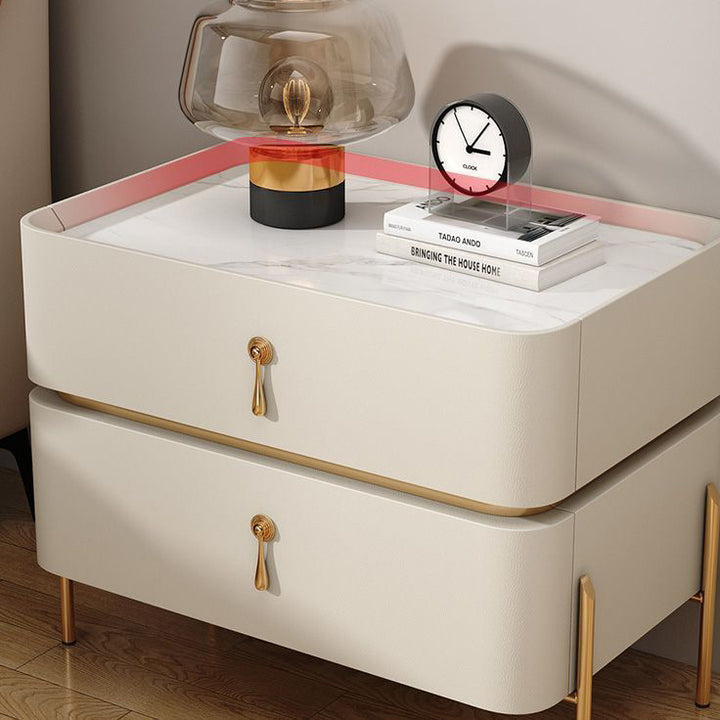 Zeitgenössischer Luxus quadratischer rechteckiger Steinschicht Mikrofaserleder Massivholz Sperrholz Kiefernholz Nachttisch 2-Schublade für Schlafzimmer 