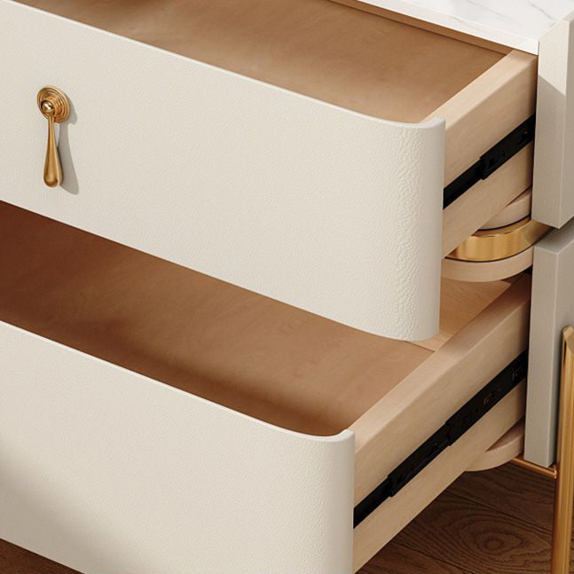 Zeitgenössischer Luxus quadratischer rechteckiger Steinschicht Mikrofaserleder Massivholz Sperrholz Kiefernholz Nachttisch 2-Schublade für Schlafzimmer 