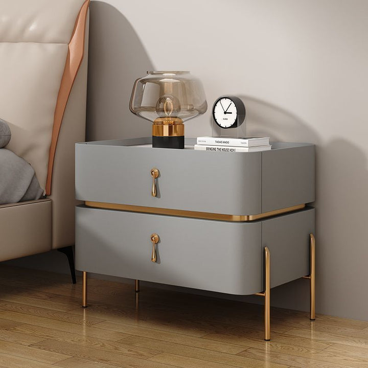 Zeitgenössischer Luxus quadratischer rechteckiger Steinschicht Mikrofaserleder Massivholz Sperrholz Kiefernholz Nachttisch 2-Schublade für Schlafzimmer 