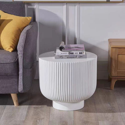 Table d'appoint cylindrique rayé en fibre de verre nordique contemporain pour salon 