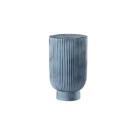 Table d'appoint cylindrique rayé en fibre de verre nordique contemporain pour salon 