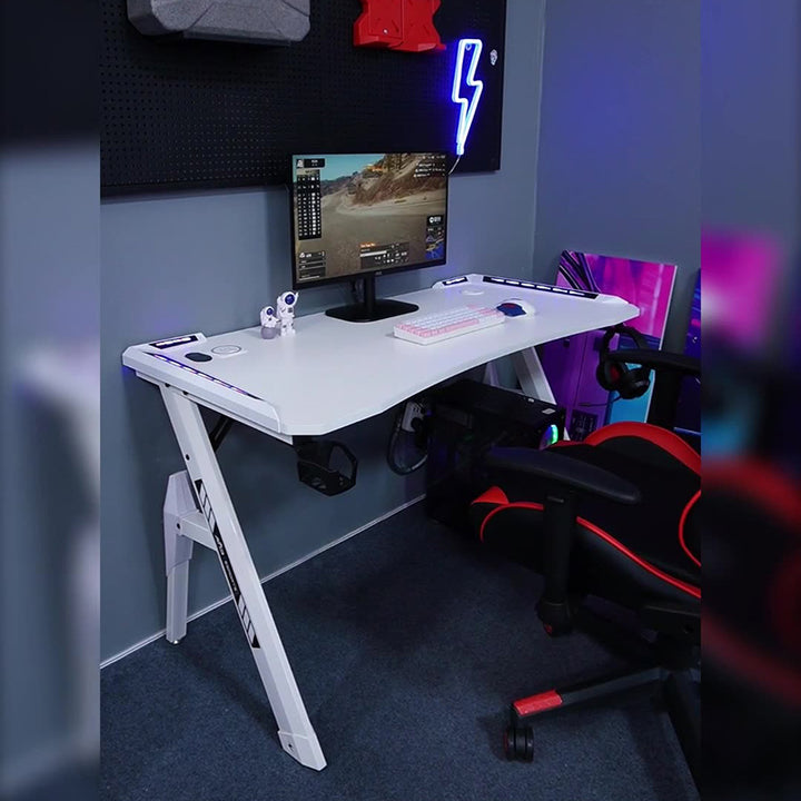 Moderner eklektischer rechteckiger Plattenstahl-Schreibtisch mit Becherhalter und 1-Ablage für das Home Office 
