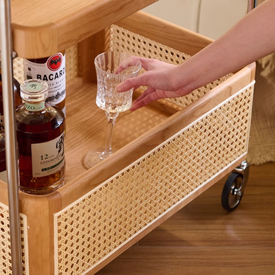 Zeitgenössischer Retro-Webstuhl Imitation Rattan PE Holz Edelstahl Rechteckiger Beweglicher Beistelltisch mit 2-stufigem Stauraum für das Wohnzimmer 