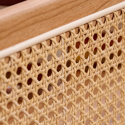 Zeitgenössischer Retro-Webstuhl Imitation Rattan PE Holz Edelstahl Rechteckiger Beweglicher Beistelltisch mit 2-stufigem Stauraum für das Wohnzimmer 