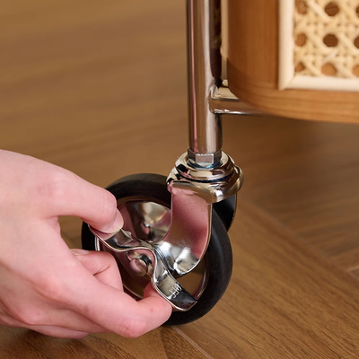 Zeitgenössischer Retro-Webstuhl Imitation Rattan PE Holz Edelstahl Rechteckiger Beweglicher Beistelltisch mit 2-stufigem Stauraum für das Wohnzimmer 