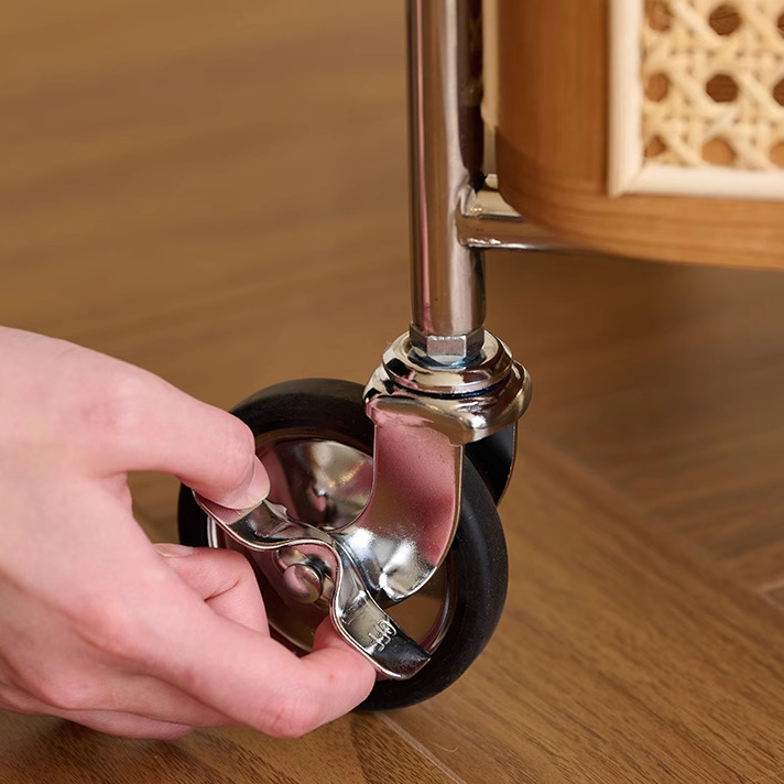 Zeitgenössischer Retro-Webstuhl Imitation Rattan PE Holz Edelstahl Rechteckiger Beweglicher Beistelltisch mit 2-stufigem Stauraum für das Wohnzimmer 