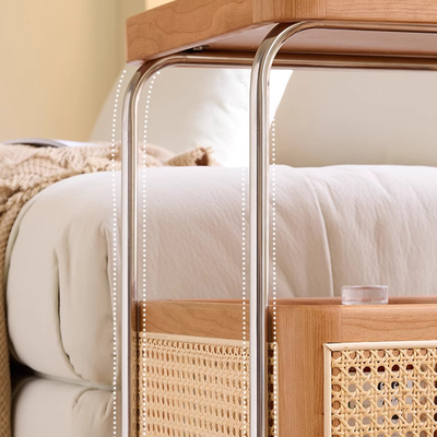 Zeitgenössischer Retro-Webstuhl Imitation Rattan PE Holz Edelstahl Rechteckiger Beweglicher Beistelltisch mit 2-stufigem Stauraum für das Wohnzimmer 