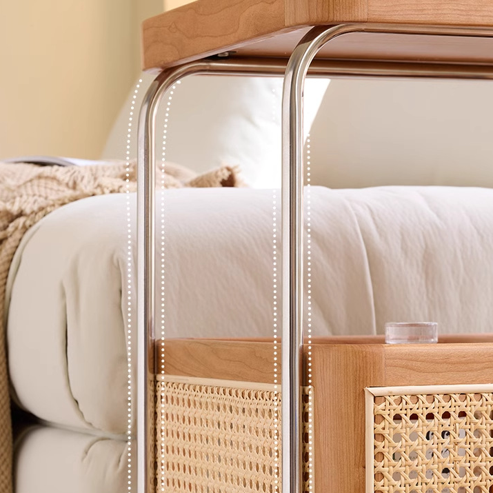 Zeitgenössischer Retro-Webstuhl Imitation Rattan PE Holz Edelstahl Rechteckiger Beweglicher Beistelltisch mit 2-stufigem Stauraum für das Wohnzimmer 