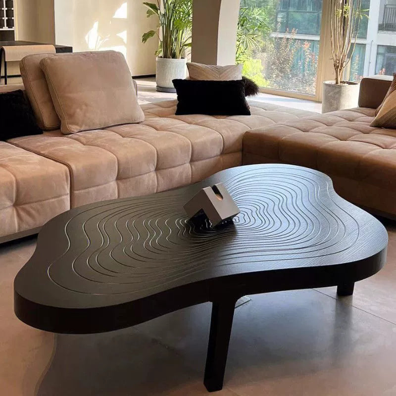 Table basse contemporaine en bois massif scandinave avec anneau de croissance en forme de nuage irrégulier pour salon 