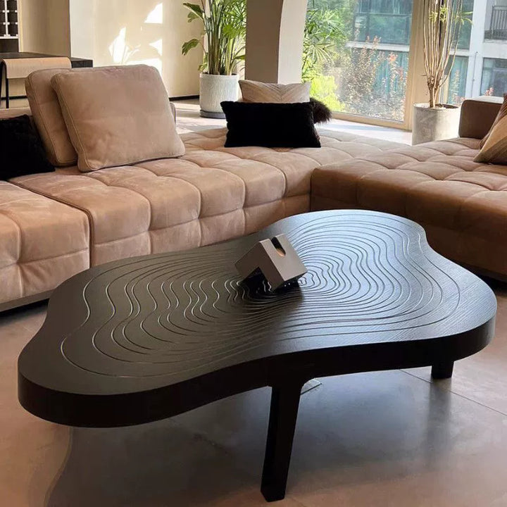 Table basse contemporaine en bois massif scandinave avec anneau de croissance en forme de nuage irrégulier pour salon 
