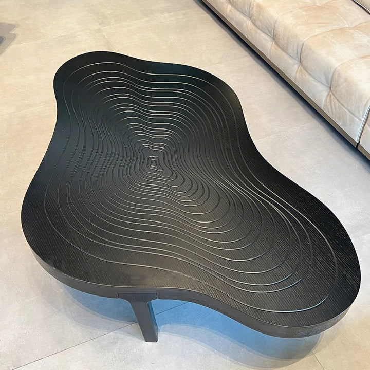 Table basse contemporaine en bois massif scandinave avec anneau de croissance en forme de nuage irrégulier pour salon 