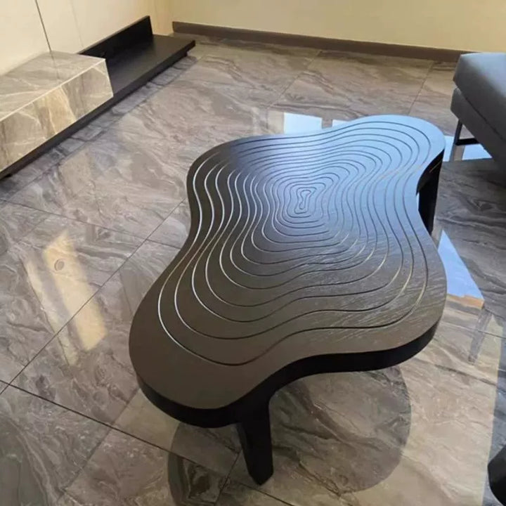 Table basse contemporaine en bois massif scandinave avec anneau de croissance en forme de nuage irrégulier pour salon 