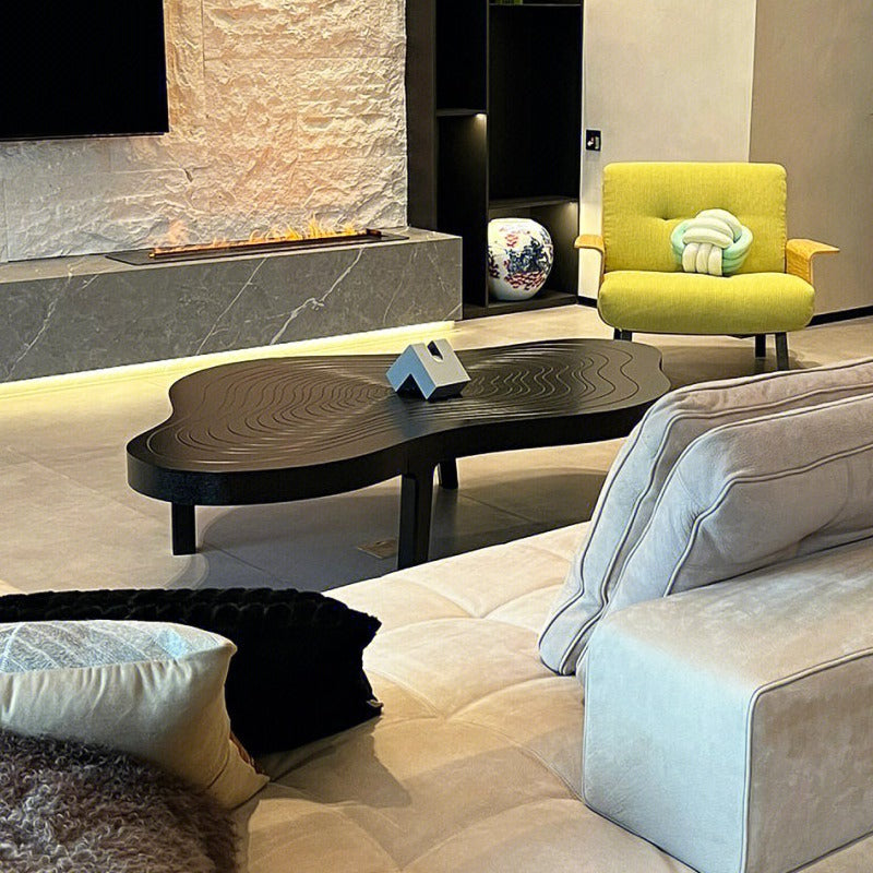 Table basse contemporaine en bois massif scandinave avec anneau de croissance en forme de nuage irrégulier pour salon 