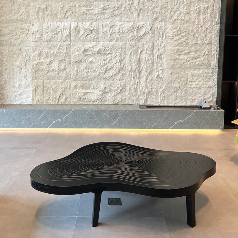 Table basse contemporaine en bois massif scandinave avec anneau de croissance en forme de nuage irrégulier pour salon 