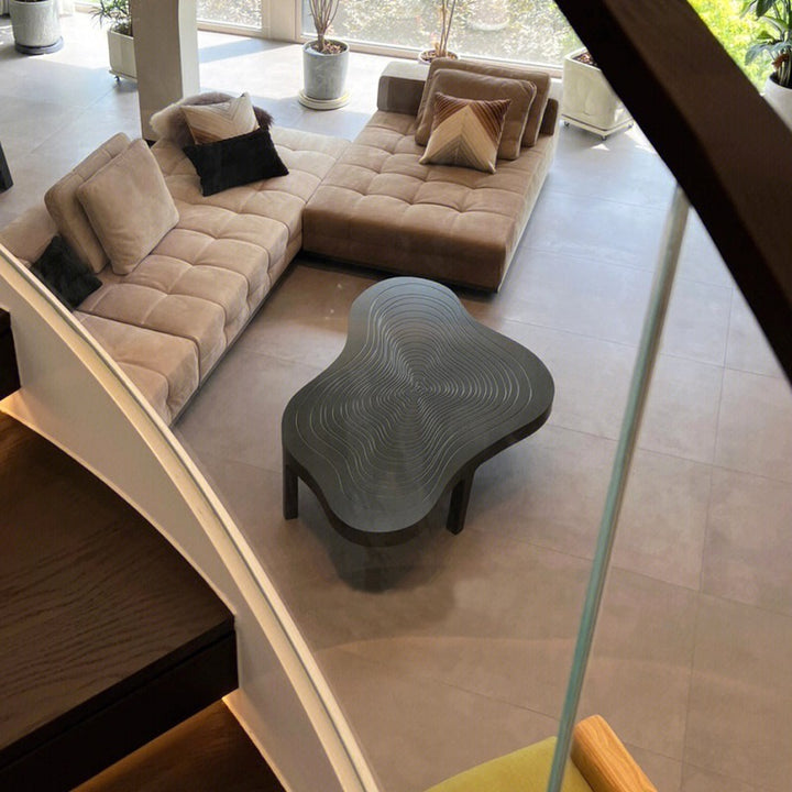 Table basse contemporaine en bois massif scandinave avec anneau de croissance en forme de nuage irrégulier pour salon 