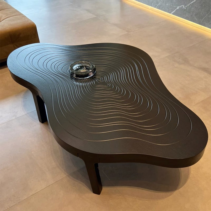 Table basse contemporaine en bois massif scandinave avec anneau de croissance en forme de nuage irrégulier pour salon 