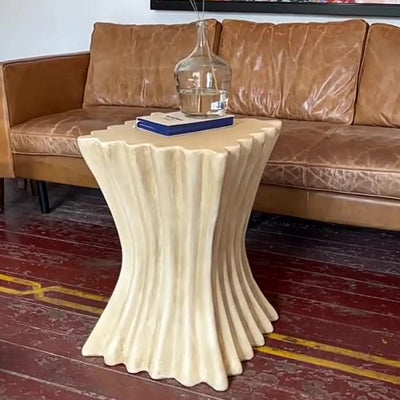 Zeitgenössischer Retro-Magnesiumoxid-Cookie-Gestreifter Säulen-Beistelltisch mit 1 Tablett für das Wohnzimmer 