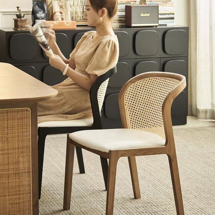 Silla de comedor contemporánea boho con respaldo curvo de ratán, madera de fresno y polipiel tipo napa, sin brazos, para comedor 