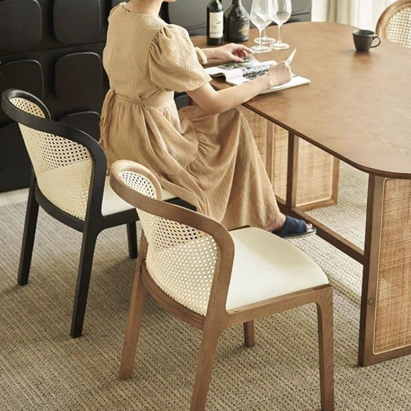 Silla de comedor contemporánea boho con respaldo curvo de ratán, madera de fresno y polipiel tipo napa, sin brazos, para comedor 
