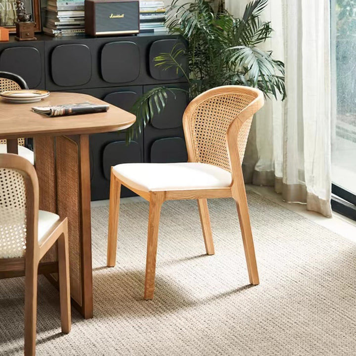 Silla de comedor contemporánea boho con respaldo curvo de ratán, madera de fresno y polipiel tipo napa, sin brazos, para comedor 