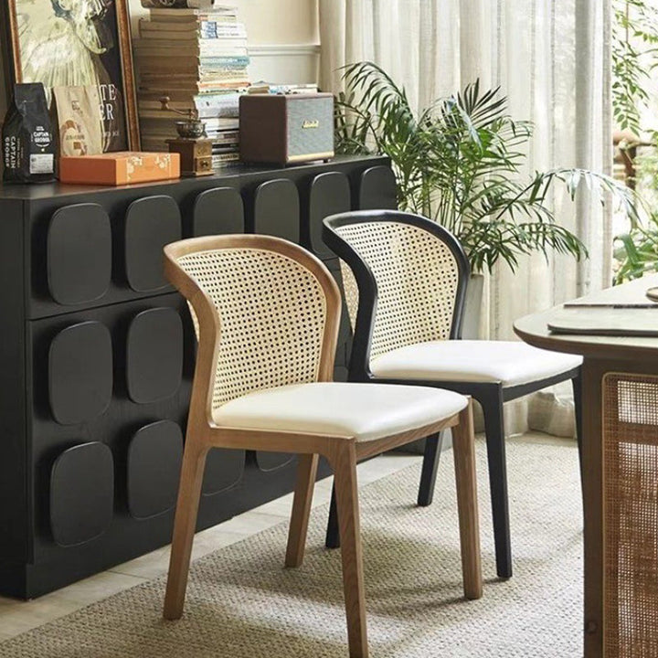 Silla de comedor contemporánea boho con respaldo curvo de ratán, madera de fresno y polipiel tipo napa, sin brazos, para comedor 
