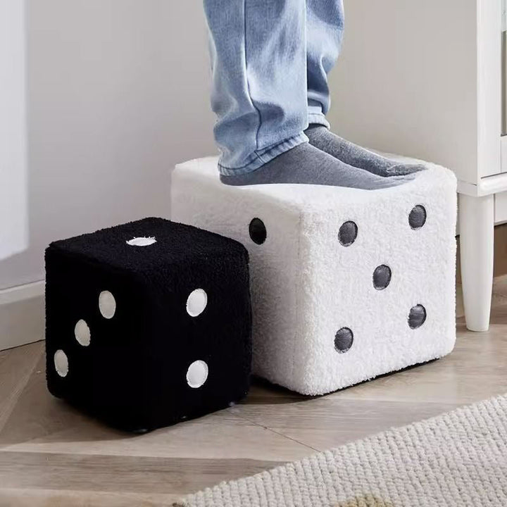 Moderner kreativer würfelförmiger Stuhl aus Sherpa-Stoff und Holz ohne Rückenlehne und Armlehnen für das Wohnzimmer 