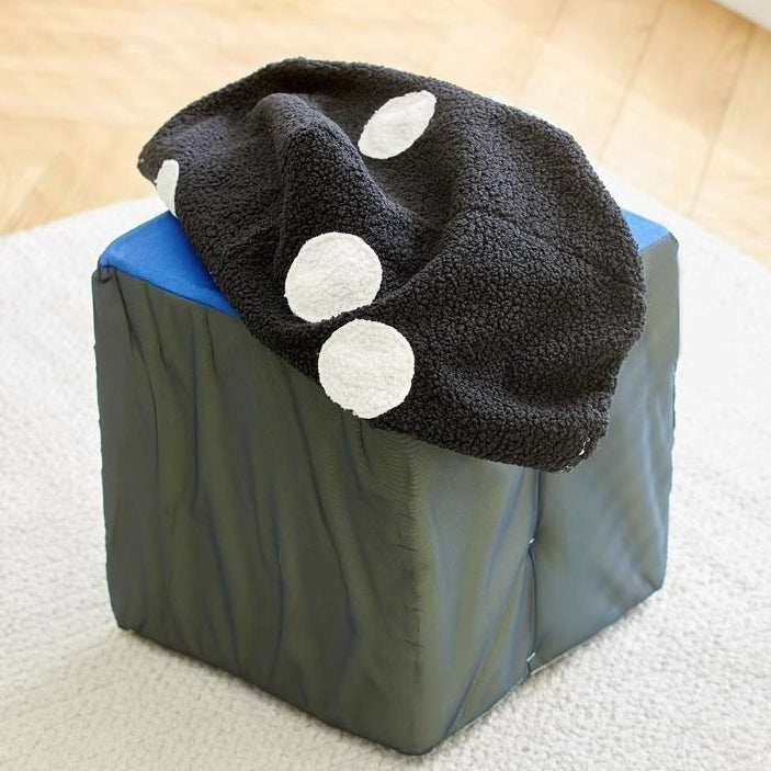 Moderner kreativer würfelförmiger Stuhl aus Sherpa-Stoff und Holz ohne Rückenlehne und Armlehnen für das Wohnzimmer 